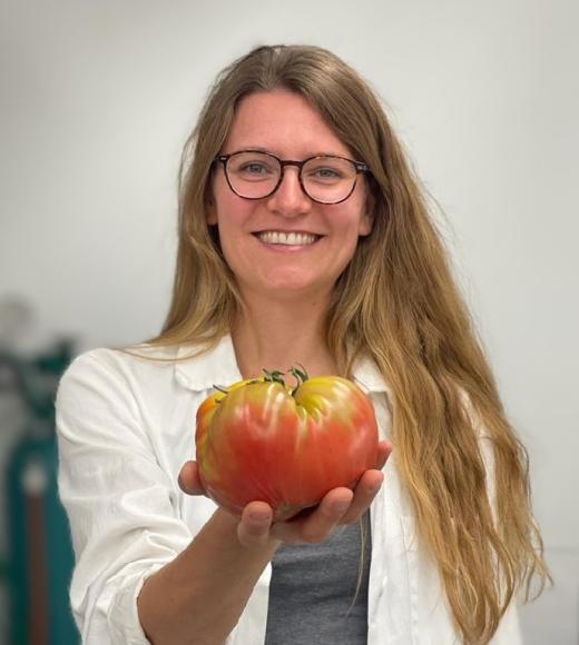 Anna Hermanns holding a tomato in her hand